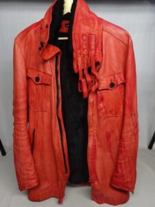革のジャケットのカラーチェンジ（赤→黒）