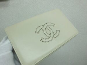 シャネルの財布のカラーチェンジ（白→ピンク）