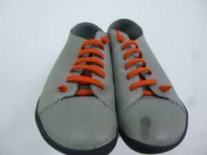 革靴のシミを、染め直しで補修