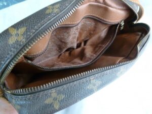 【ルイ・ヴィトンのバッグ修理】カビ、べたつきのある内袋交換