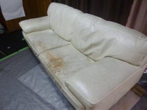 【革のソファ修理】座面のキズ・ひび割れ補修と染め直し