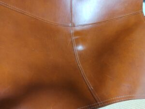 補修後のバタフライチェア座面中央の縫製