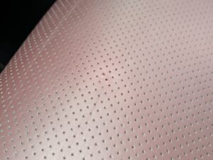 革剥がれ補修後の車のシート