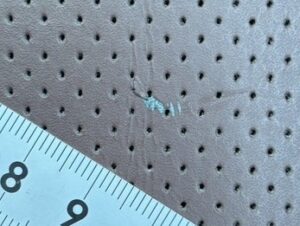 補修前の車のシートの革剥がれ