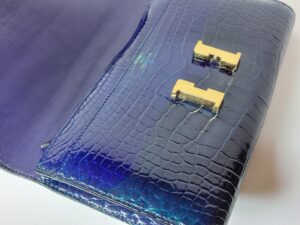 補修前のエルメスコンスタンスの財布開いたところ