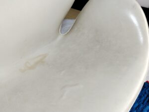 補修前のスワンソファ座面のシミ、黒ずみ