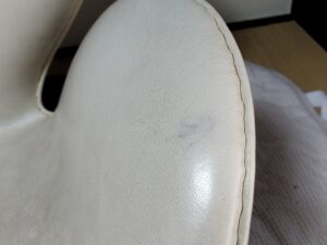 補修前のスワンソファのボールペン汚れ