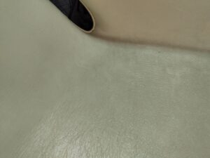 補修前のスワンソファ座面のスレ、ひび割れ
