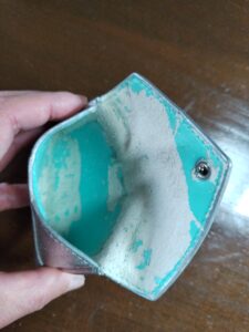 補修前のティファニーの名刺入れ内側の状態