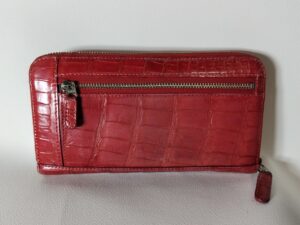 カラーチェンジ前のクロコダイルレザーの財布背面