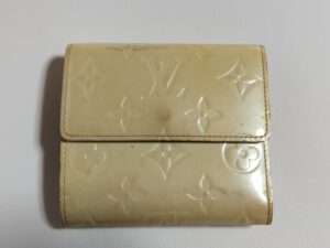 黄ばみのあるルイ・ヴィトンヴェルニの財布