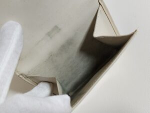 補修前のルイ・ヴィトンヴェルニの財布小銭入れ内側