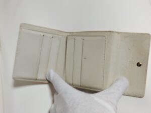 補修前のルイ・ヴィトンヴェルニの財布内側