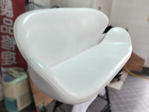補修後のスワンソファ斜視