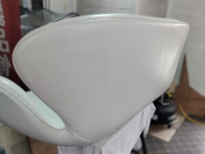 補修後のスワンソファ背面