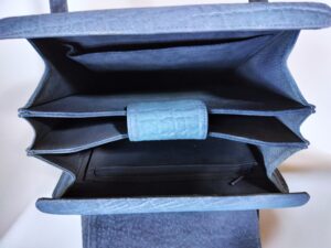 染め直し後の象革のバッグ内側