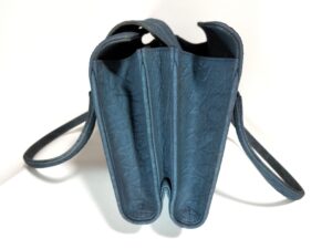 染め直し後の象革のバッグサイド