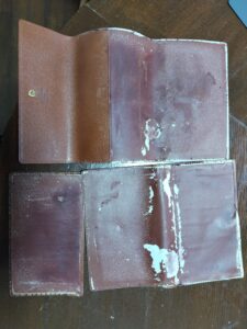補修前のルイ・ヴィトン財布内側の分解した状態