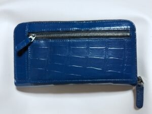 カラーチェンジ後のクロコダイルレザーの財布背面