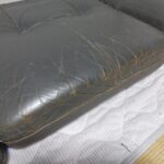 補修前のひび割れたカリモクソファ座面
