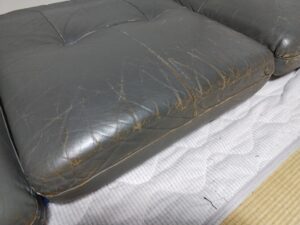 補修前のひび割れたカリモクソファ座面