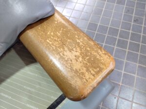 補修前のカリモクソファの肘掛け