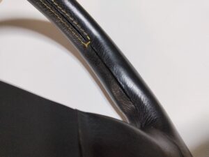 補修前のMOMOステアリングの接着部開き