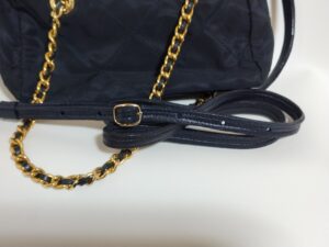 革素材のベルトにチェンジしたプラダのバッグ