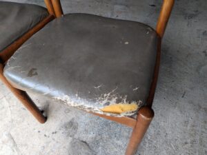 補修前のカリモクダイニングチェアの座面破れ