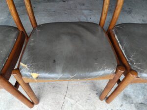 補修前のカリモクダイニングチェアの革破れ