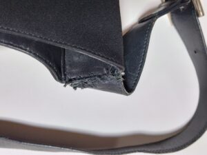 補修前の切れかけたバッグのベルトの付け根