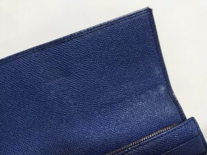 補修前のブルガリの財布内側
