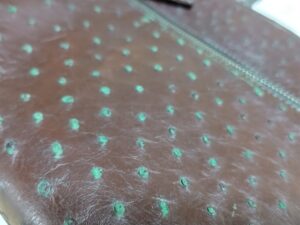 塗装が剥がれたオーストリッチレザーのバッグ