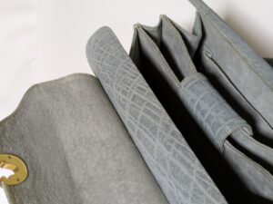 染め直し前の象革のバッグの内側