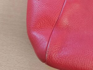 補修前のコーチバッグのコーナースレ傷