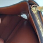 補修前のルイ・ヴィトン財布内側の合皮剥がれ