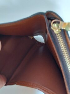 補修前のルイ・ヴィトン財布内側の合皮剥がれ