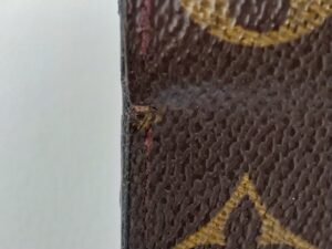 補修前のルイ・ヴィトン財布のコバダメージ