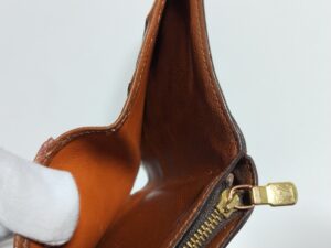 内側の革張替え後のルイ・ヴィトン財布
