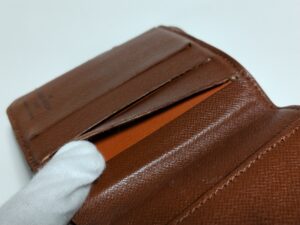 内側の革張替え後のルイ・ヴィトン財布