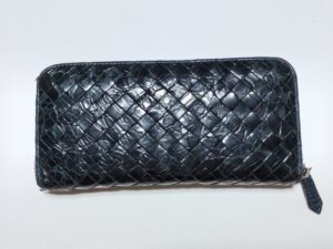 【ボッテガ財布の革剥がれ、スレ】傷補修と染め直しで艶のあるネイビーが復活