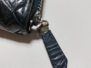 補修前のボッテガ・ヴェネタ財布の切れかけたファスナーの引手
