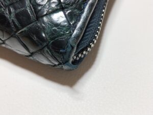 補修前のボッテガ・ヴェネタ財布の角の革剥がれ