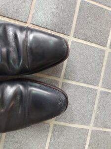革靴のつま先のスレ傷