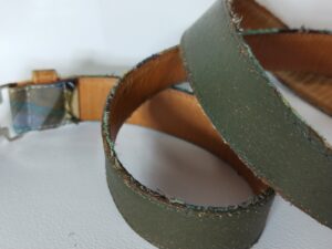 貼られた布地が剥がれた状態のベルト