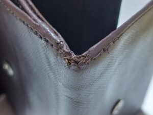 プラダ財布の端面の革破れ