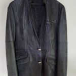 補修前の色褪せた革のジャケット