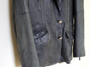 補修前の革ジャケット