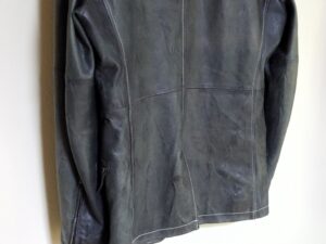 補修前の革ジャケット背面