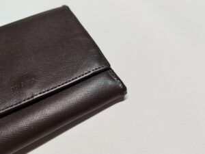 補修後のプラダの財布
